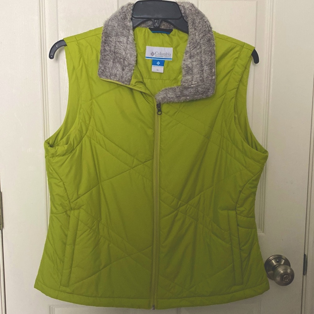 Columbia lightweight vest with shearling collar. Green Women’s XL
